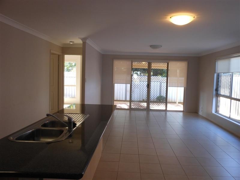2/9a Gatfield street, Newtown QLD 4350