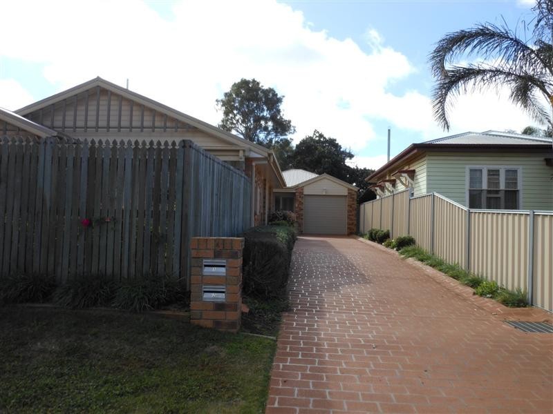2/9a Gatfield street, Newtown QLD 4350