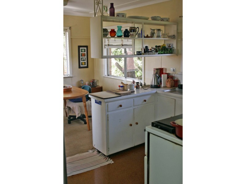 2 Esther Street, Mount Lofty QLD 4350
