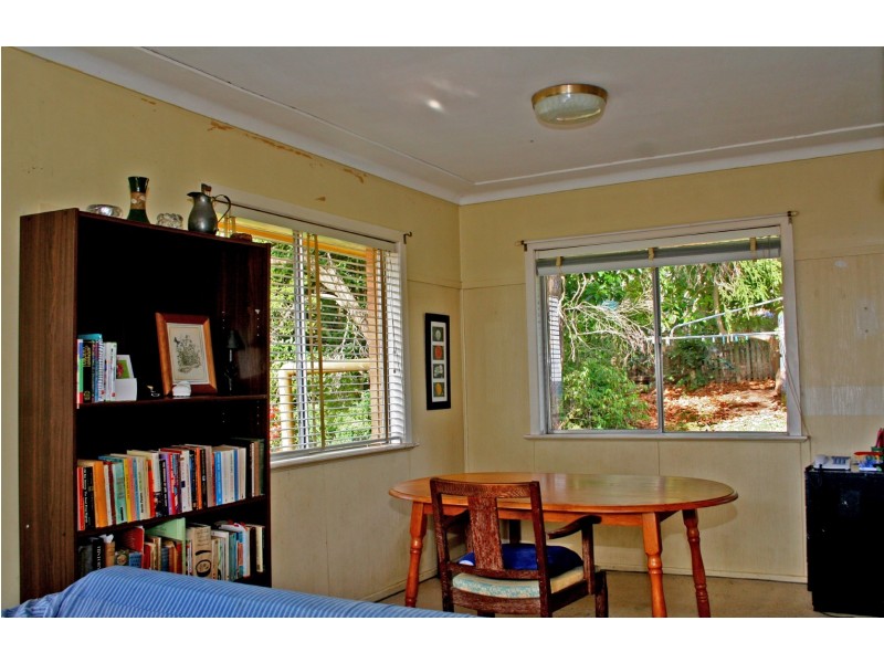 2 Esther Street, Mount Lofty QLD 4350