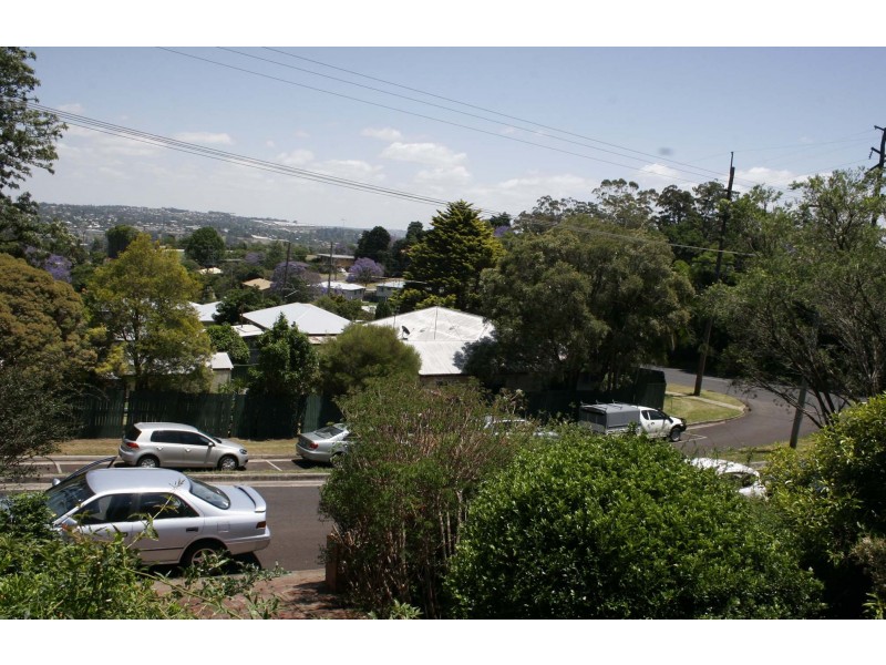 2 Esther Street, Mount Lofty QLD 4350
