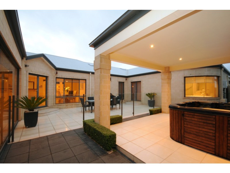 18 Caithness Court, Middle Ridge QLD 4350