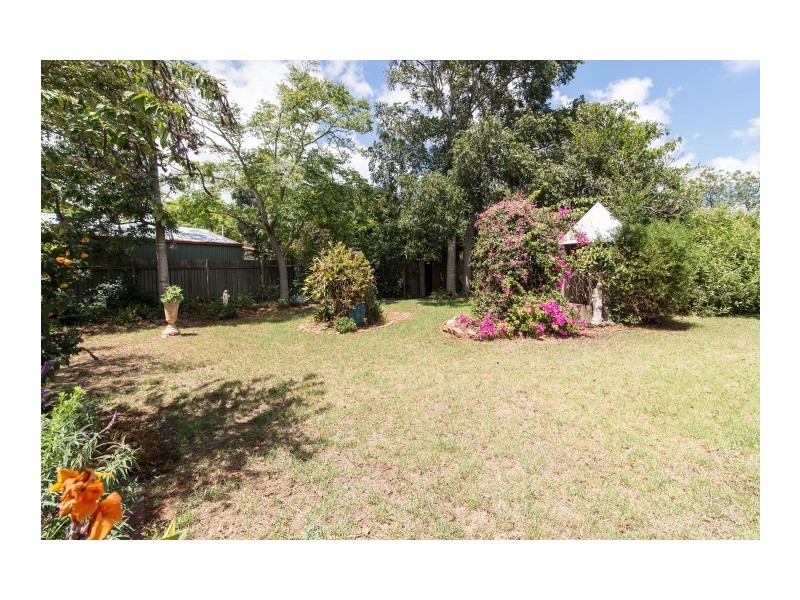 2 Whitefriars Street, Rockville QLD 4350