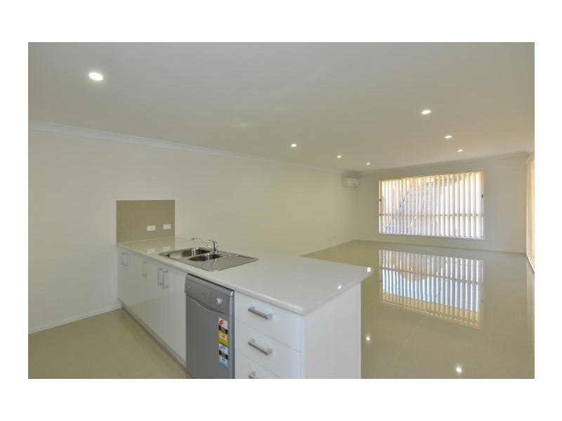 2/6 Rubie Court, Westbrook QLD 4350