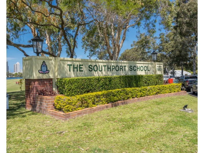 4 Eileen Avenue, Southport QLD 4215