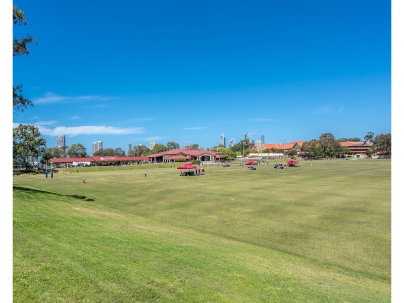 4 Eileen Avenue, Southport QLD 4215