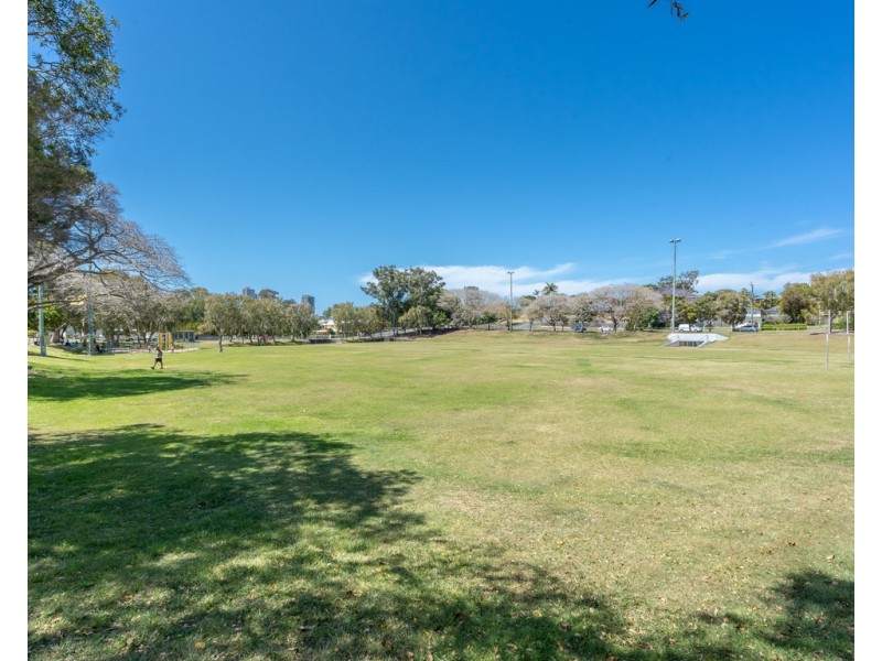 4 Eileen Avenue, Southport QLD 4215