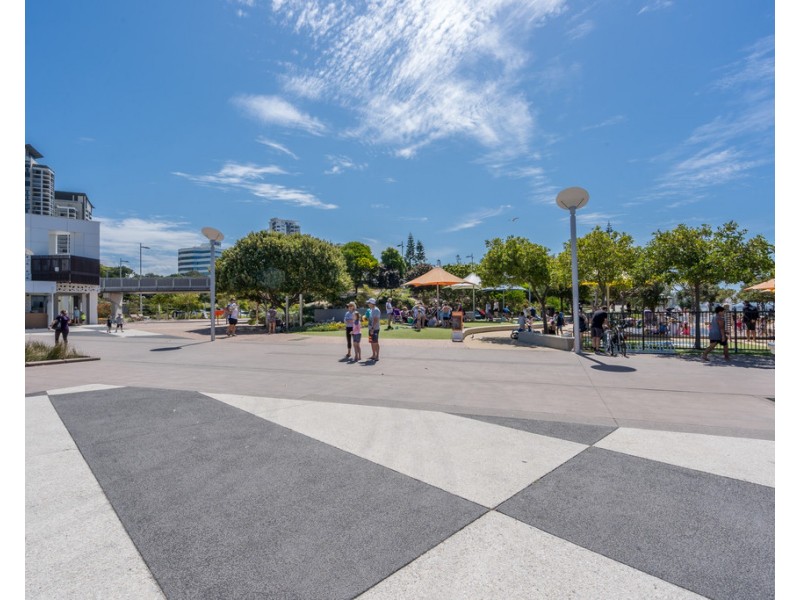 4 Eileen Avenue, Southport QLD 4215