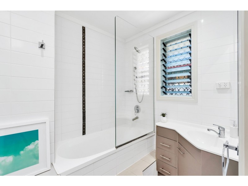 51 Poinciana Boulevard, Broadbeach Waters QLD 4218