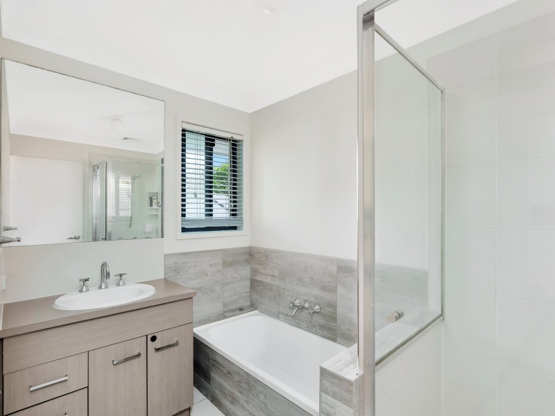 27 Silver Dawn Crescent, Oxenford QLD 4210