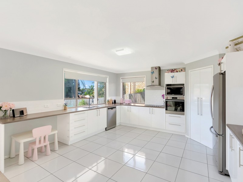 9 Spikes Court, Arundel QLD 4214