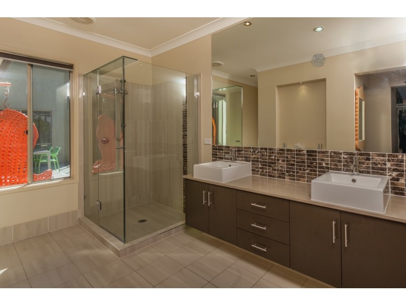 15 Meadow Court, Maudsland QLD 4210