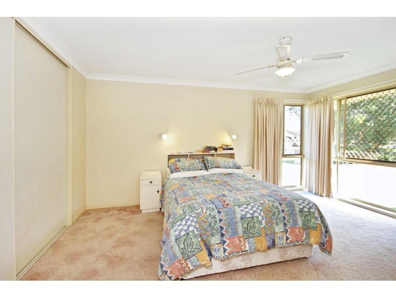 8 Beaconsfield Drive, Burleigh Waters QLD 4220