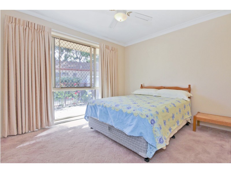 8 Beaconsfield Drive, Burleigh Waters QLD 4220