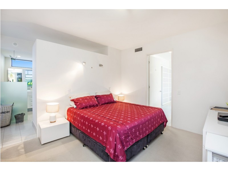 2/10 Imperial Parade, Labrador QLD 4215