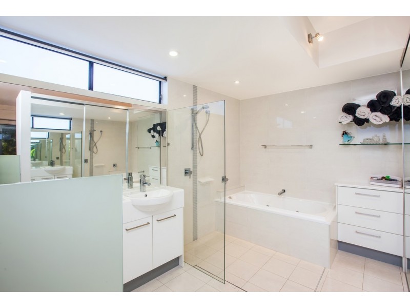 2/10 Imperial Parade, Labrador QLD 4215