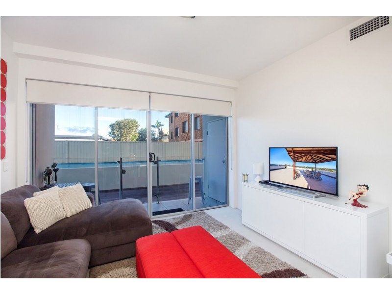 2/10 Imperial Parade, Labrador QLD 4215