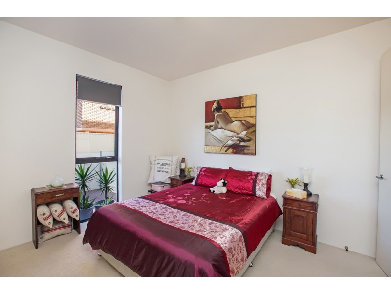 2/10 Imperial Parade, Labrador QLD 4215