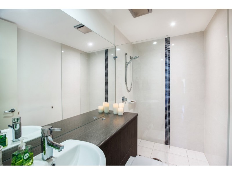 2/10 Imperial Parade, Labrador QLD 4215