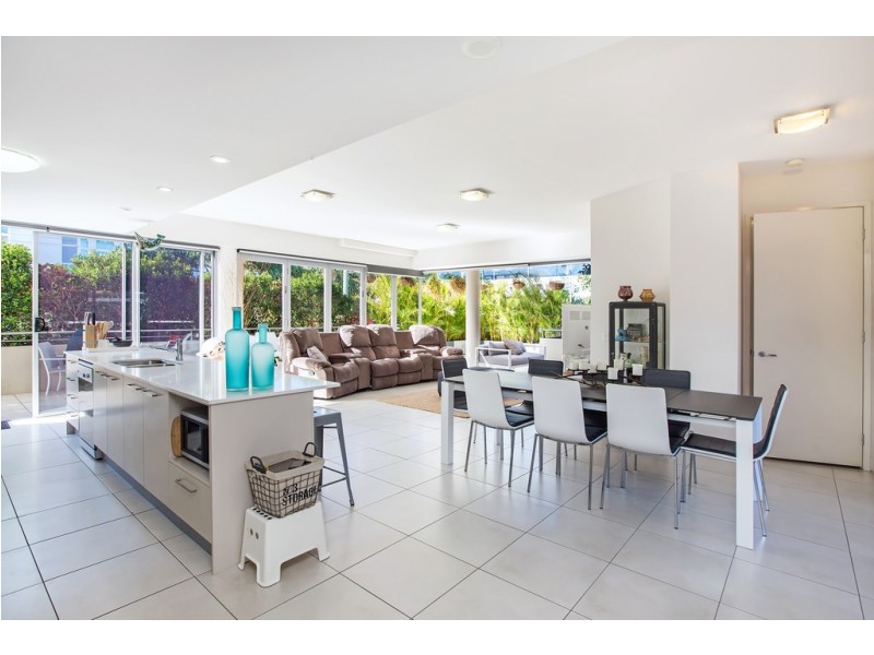 2/10 Imperial Parade, Labrador QLD 4215