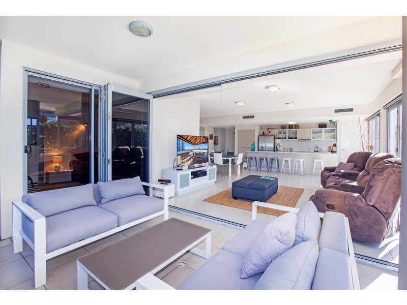 2/10 Imperial Parade, Labrador QLD 4215