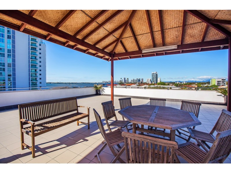 2/10 Imperial Parade, Labrador QLD 4215