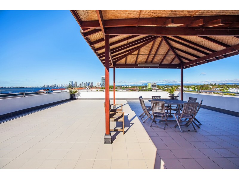 2/10 Imperial Parade, Labrador QLD 4215