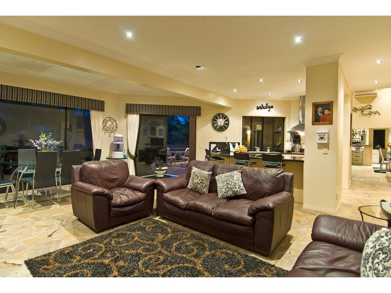 24 Uplands Ct, Tallai QLD 4213