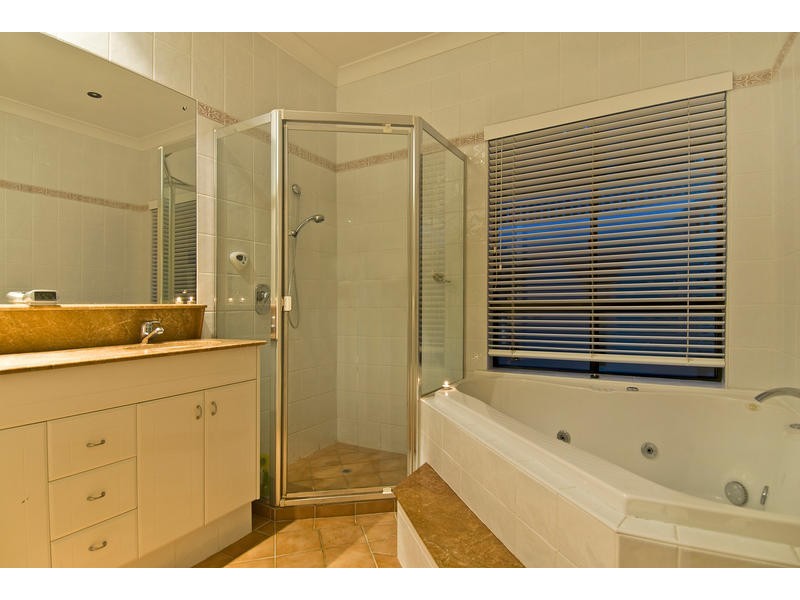 24 Uplands Ct, Tallai QLD 4213