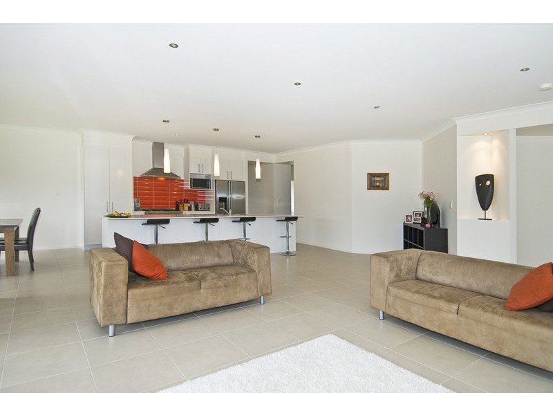 2 Friarbird Crescent, Bonogin QLD 4213