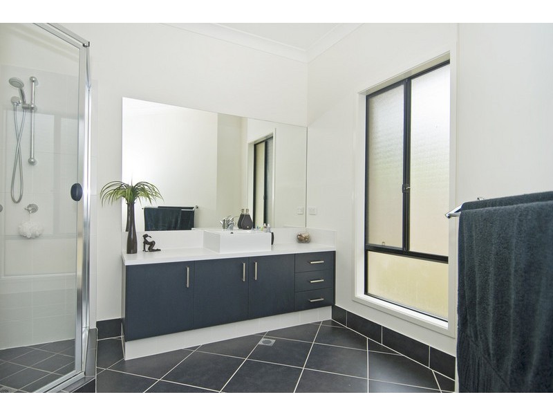 2 Friarbird Crescent, Bonogin QLD 4213