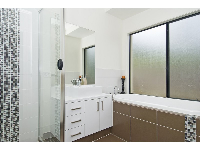 2 Friarbird Crescent, Bonogin QLD 4213