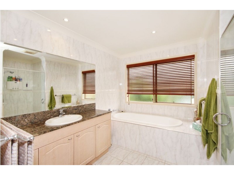 2 Fairy Wren Ct, Bonogin QLD 4213