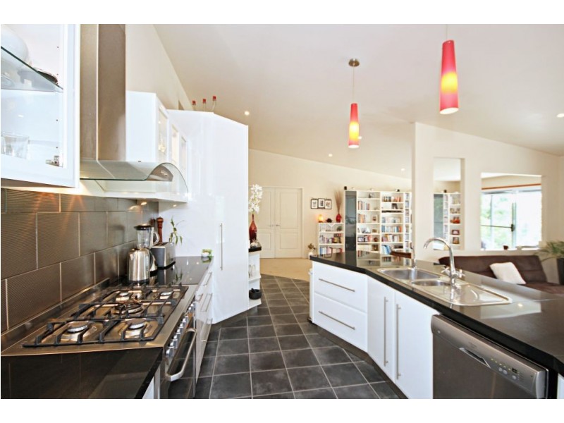 27 Coorumbene Ct, Tallai QLD 4213