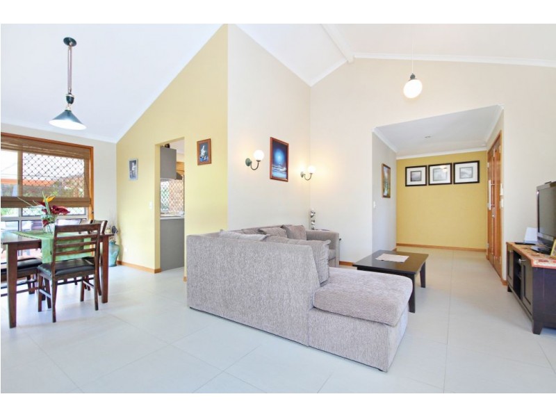 27 Bradstone Road, Carrara QLD 4211