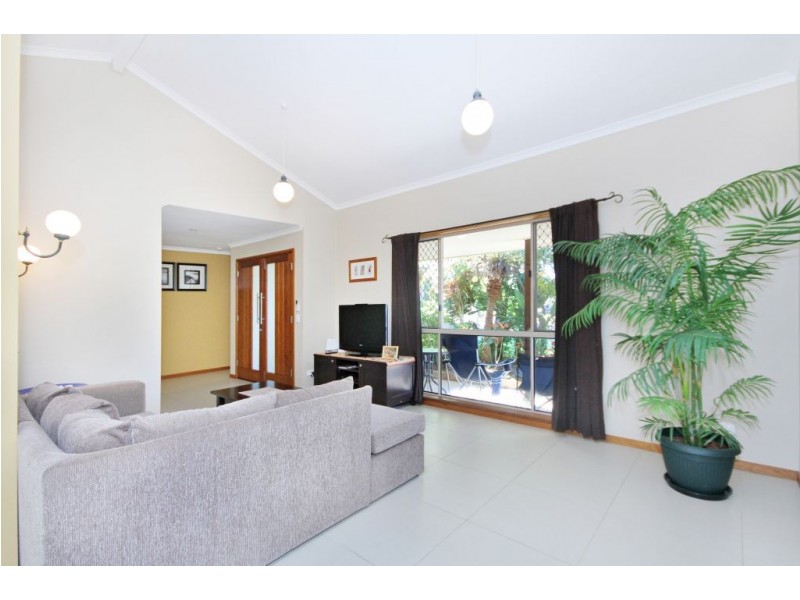 27 Bradstone Road, Carrara QLD 4211