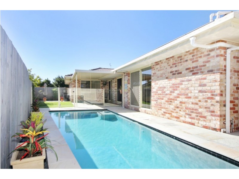 2 Yamie Ave, Varsity Lakes QLD 4227