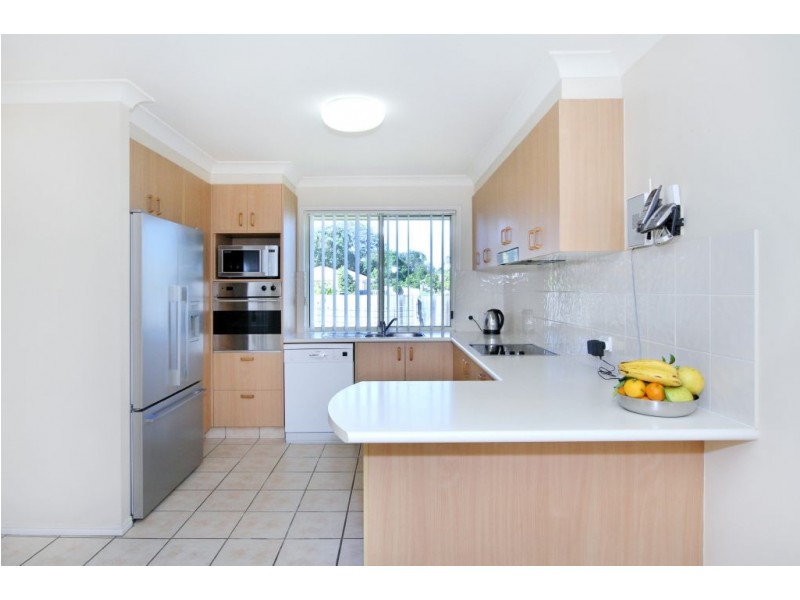 2 Yamie Ave, Varsity Lakes QLD 4227