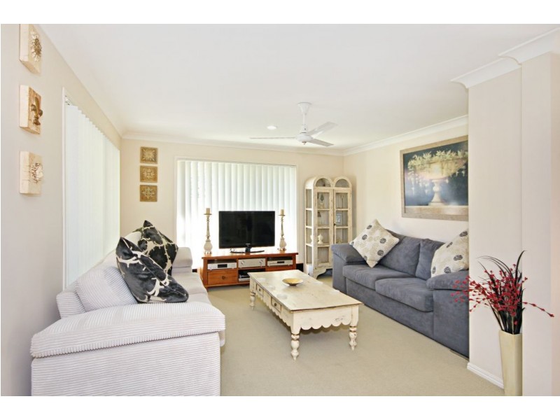 2 Yamie Ave, Varsity Lakes QLD 4227