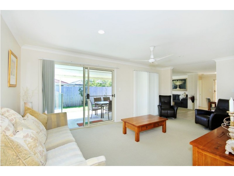 2 Yamie Ave, Varsity Lakes QLD 4227