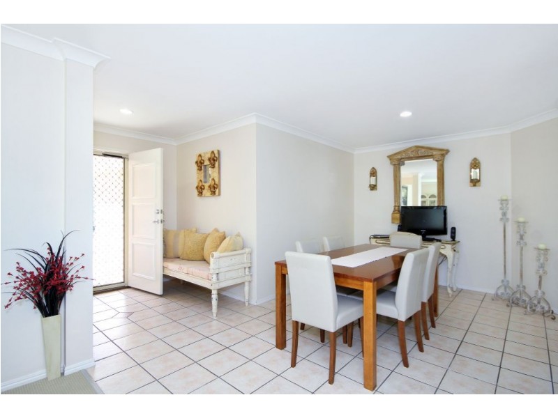 2 Yamie Ave, Varsity Lakes QLD 4227