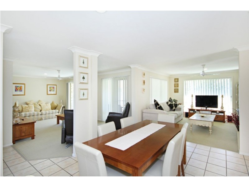 2 Yamie Ave, Varsity Lakes QLD 4227