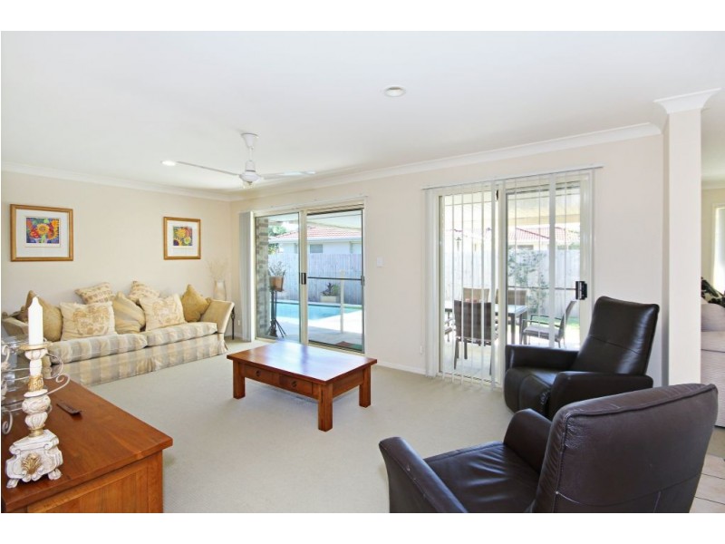 2 Yamie Ave, Varsity Lakes QLD 4227