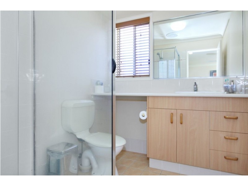 2 Yamie Ave, Varsity Lakes QLD 4227