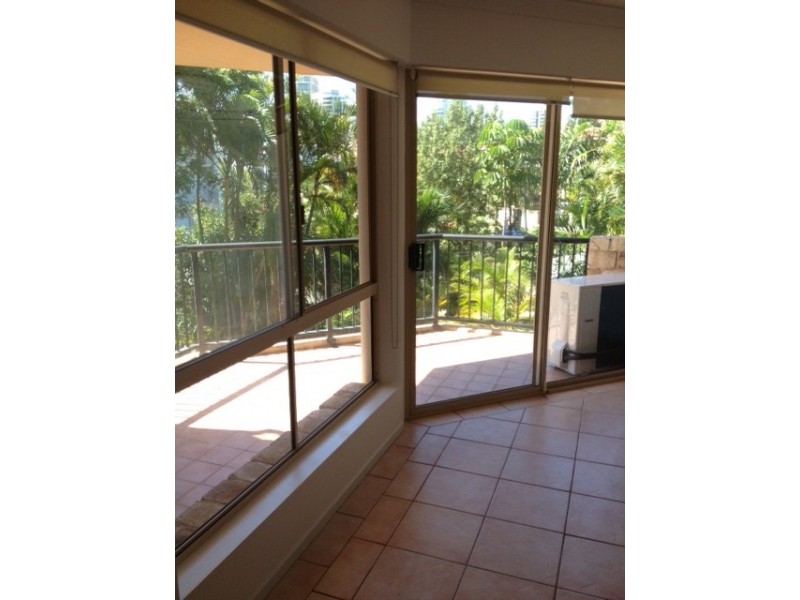 6/4 Parneno Street, Chevron Island QLD 4217