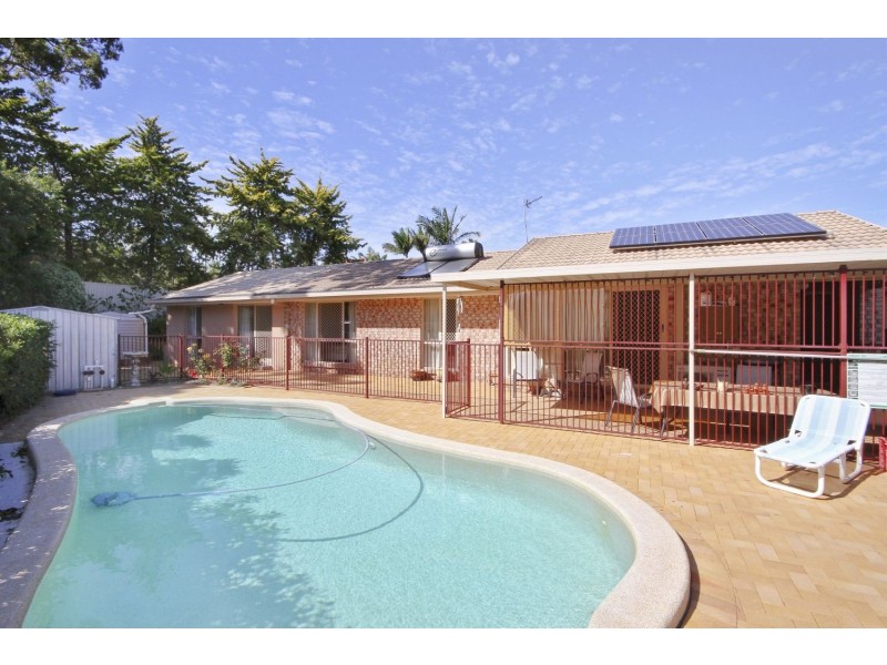 8 Beaconsfield Drive, Burleigh Waters QLD 4220