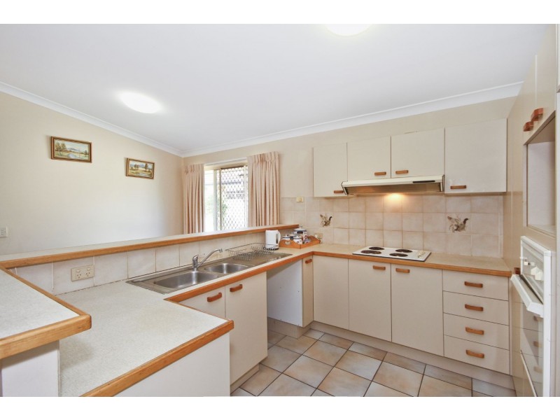 8 Beaconsfield Drive, Burleigh Waters QLD 4220