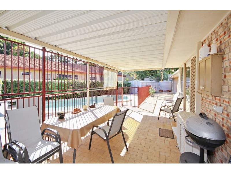 8 Beaconsfield Drive, Burleigh Waters QLD 4220