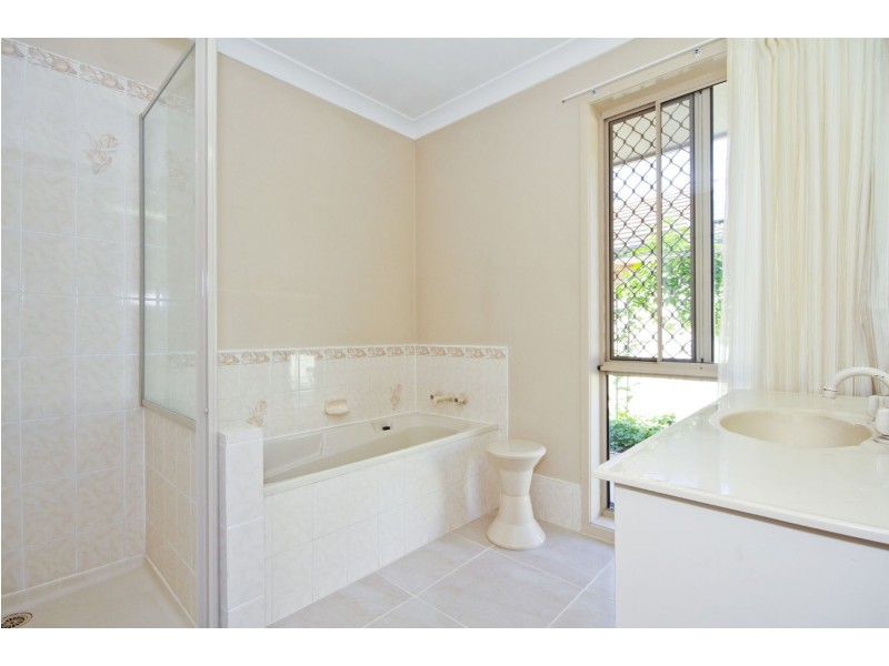 8 Beaconsfield Drive, Burleigh Waters QLD 4220