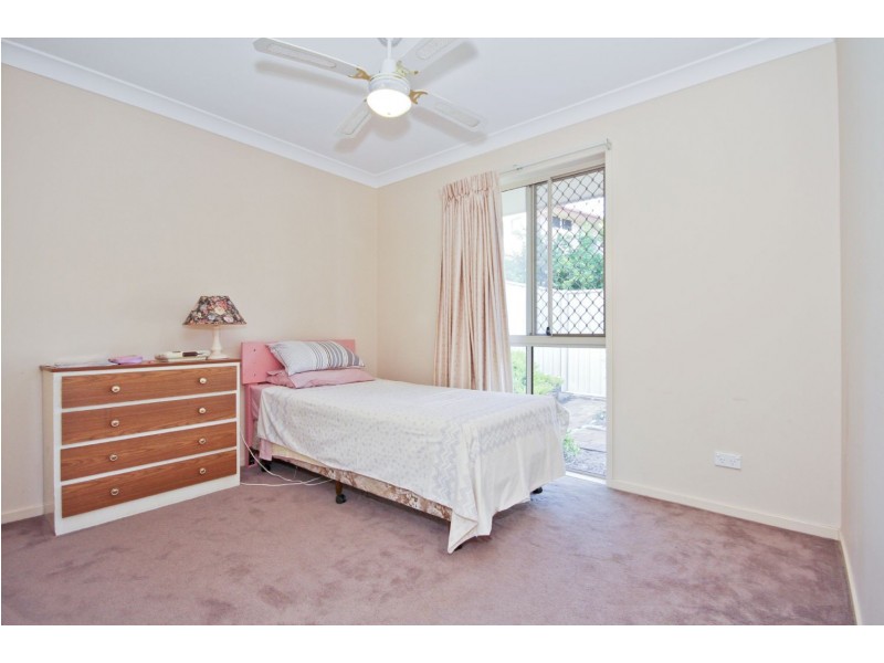 8 Beaconsfield Drive, Burleigh Waters QLD 4220